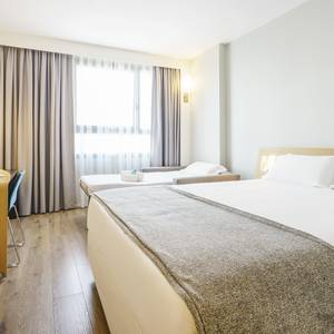 Quarto familiar Hotel ILUNION Valencia 4